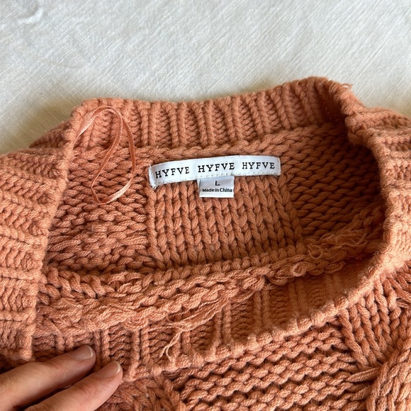 Cable knit distressed hem sweater - Picture 2 of 4